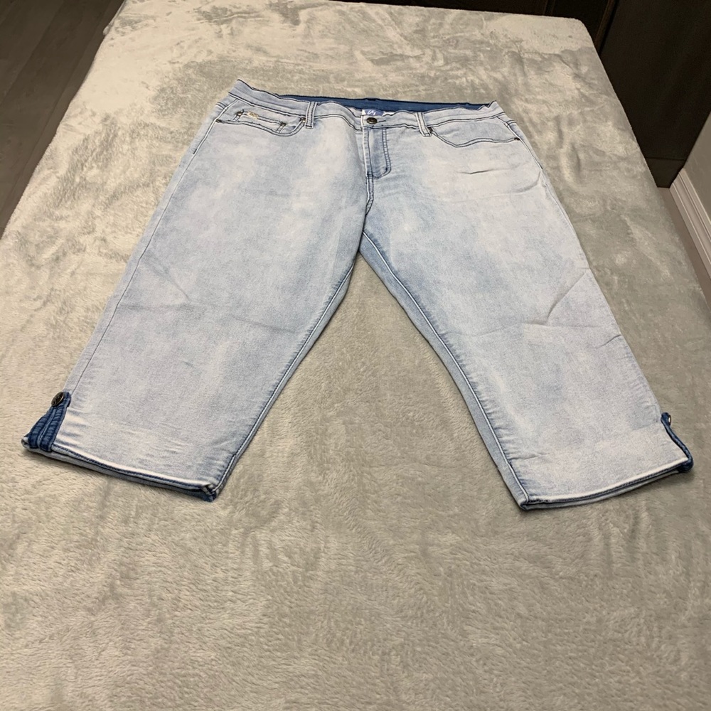DG2 Virtual Stretch Button Up Cuffs Cropped Jeans